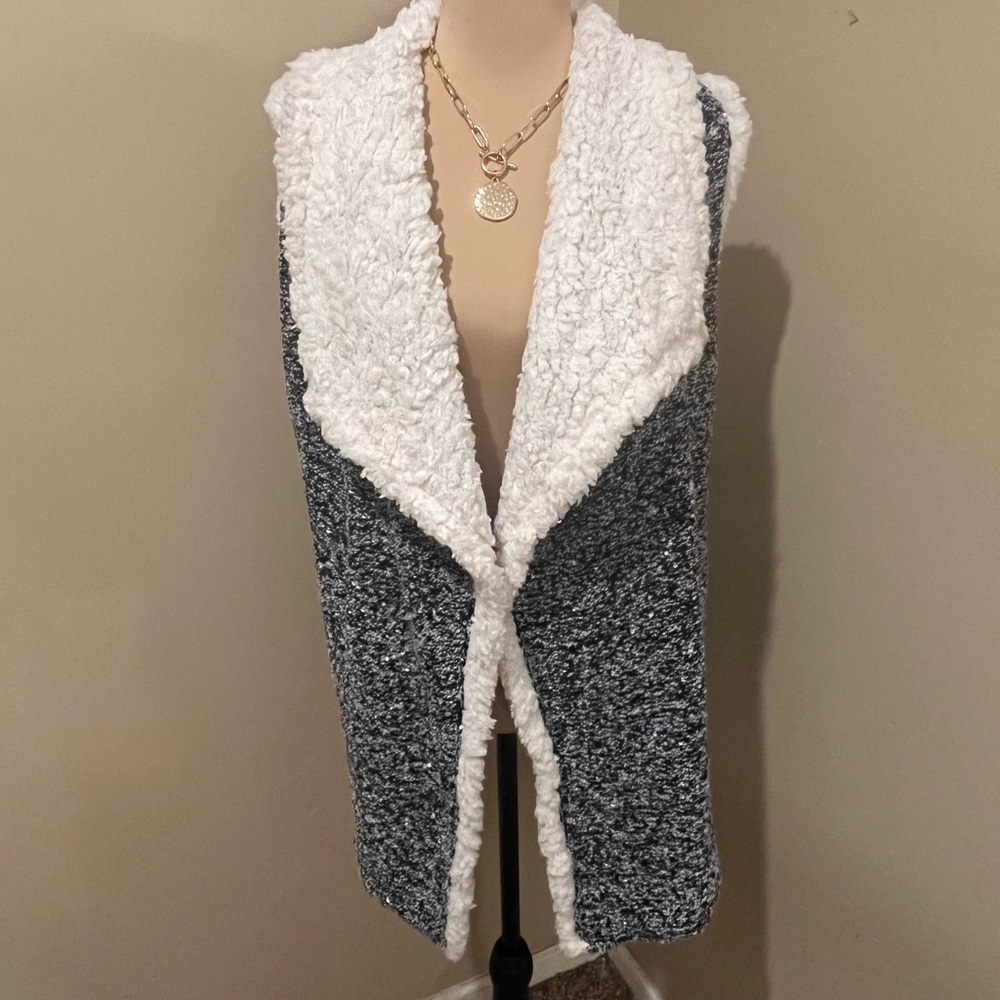 Rain & Rose Cozy Gray and White Sherpa lined  Vest, size XL